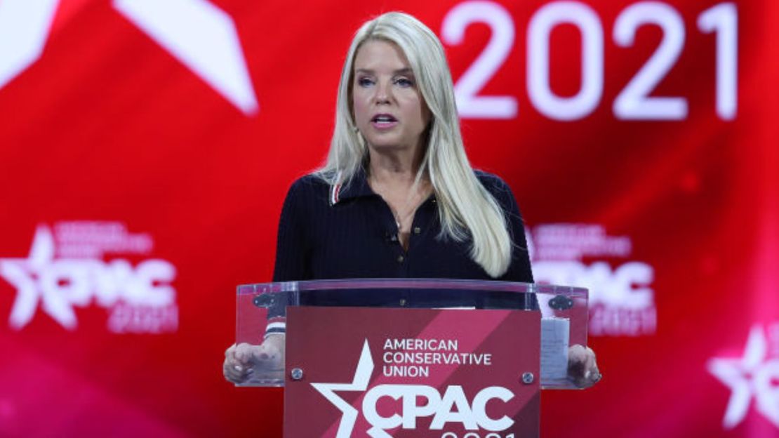 Pam Bondi, ex fiscal general de Florida, se dirige a la Conferencia de Acción Política Conservadora celebrada en el Hyatt Regency el 26 de febrero de 2021 en Orlando, Florida.