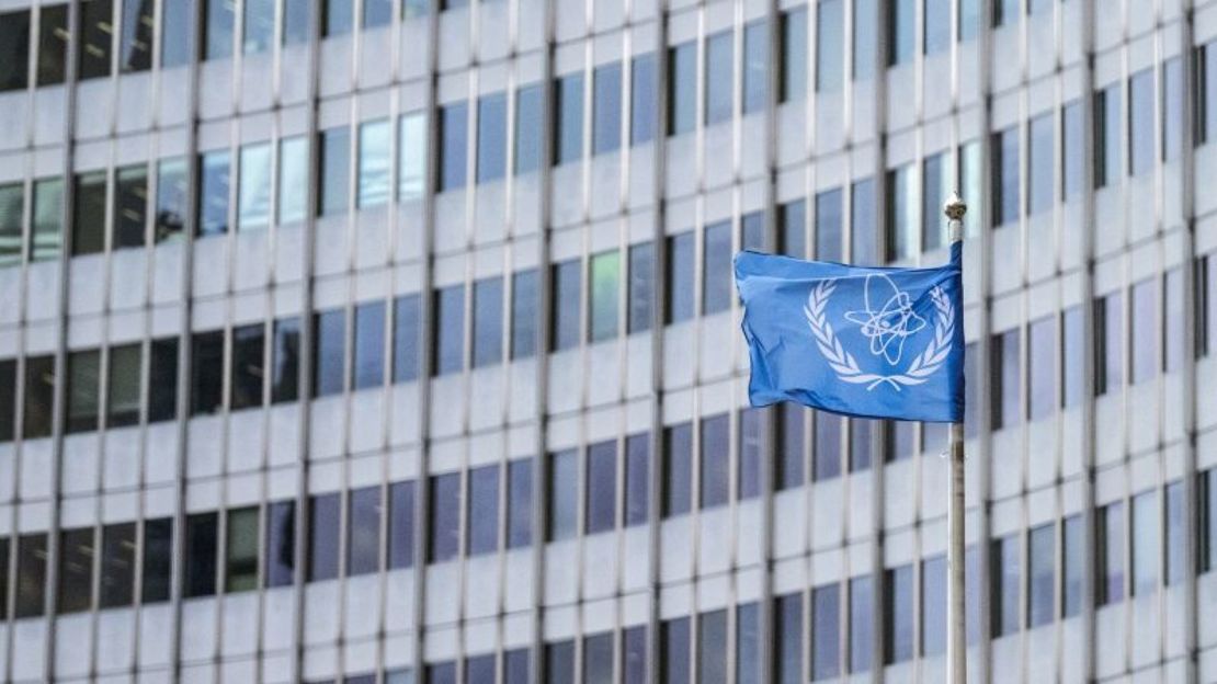 La bandera de la IAEA ondea al viento frente a la sede del Organismo Internacional de Energía Atómica en la sede de la agencia en Viena, Austria, el 20 de noviembre de 2024.