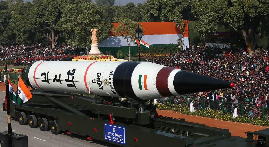 Un misil balístico de largo alcance Agni-V se exhibe durante el desfile del Día de la República, en Nueva Delhi, India, el 26 de enero de 2013.