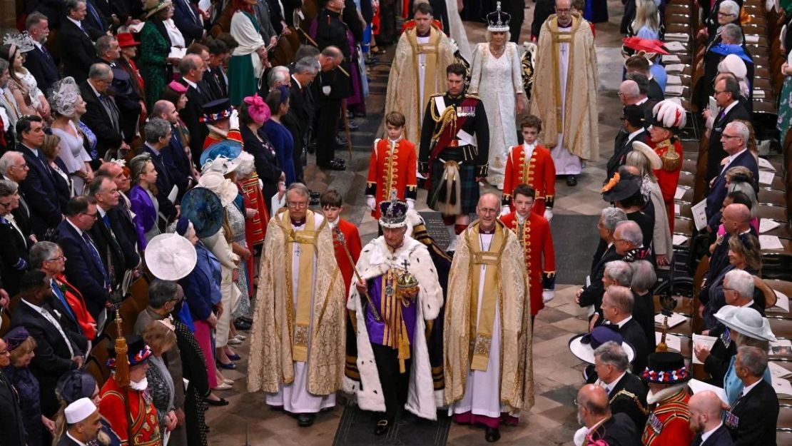 El rey Carlos III de Gran Bretaña y la reina Camila parten después de su ceremonia de coronación dentro de la Abadía de Westminster en Londres el 6 de mayo de 2023. Gareth Cattermole/POOL/AFP/Getty Images/File