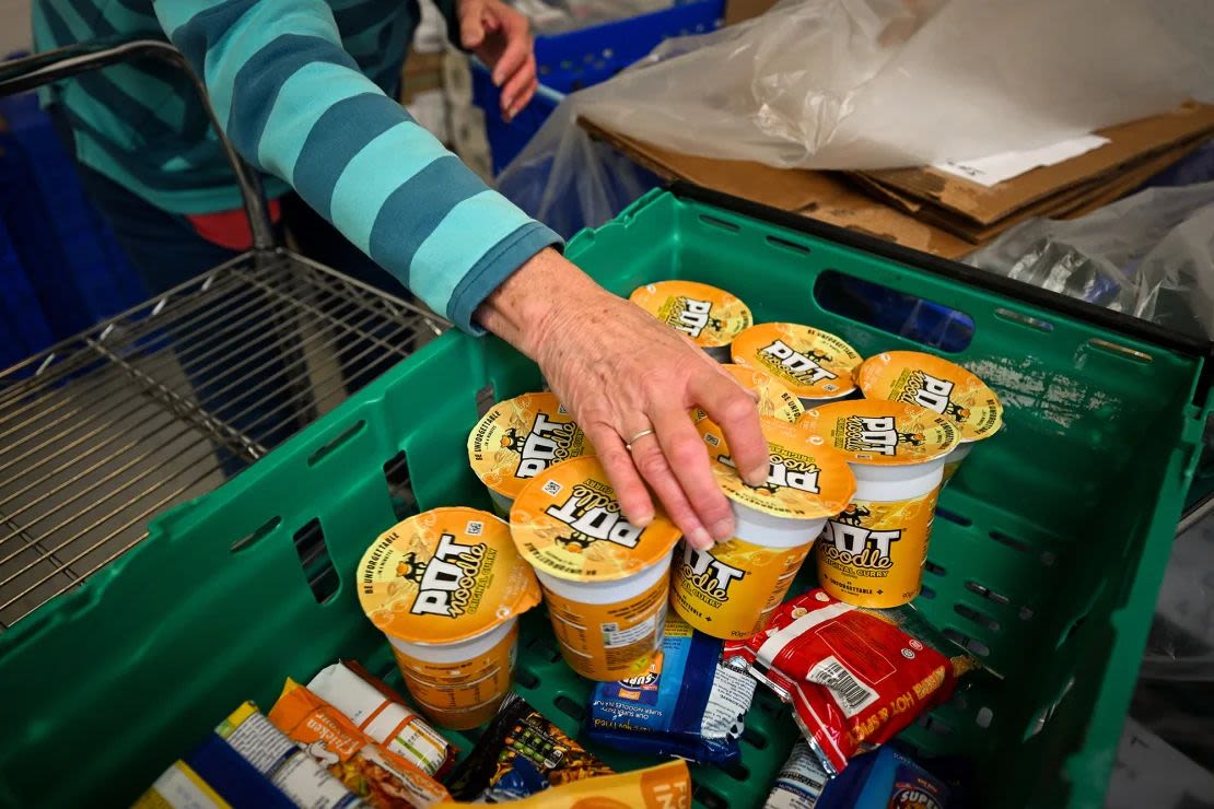 Los voluntarios trabajan en un centro de distribución para bancos de alimentos en diciembre de 2023 en Weymouth, Inglaterra. Los bancos de alimentos ofrecen alimentos gratuitos a las personas que luchan por llegar a fin de mes. Finnbarr Webster/Getty Images).