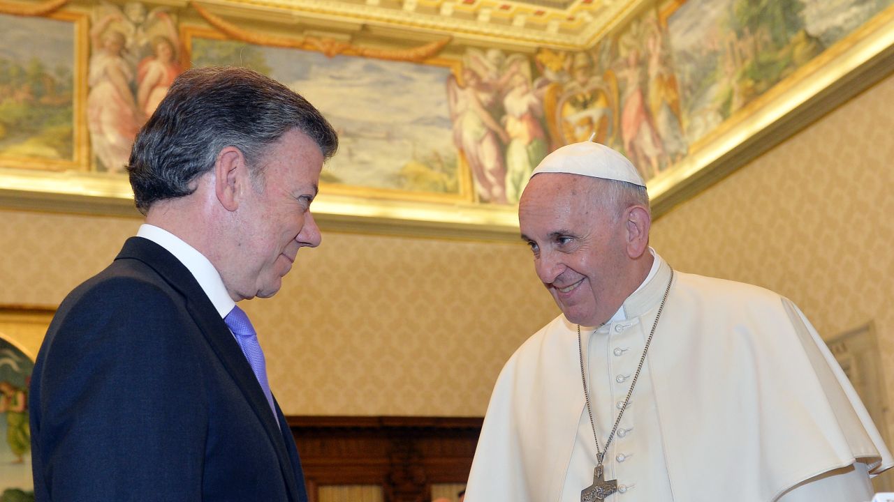 El papa recibió al mandatario colombiano en el Vaticano. Foto: César Carrión/Presidencia de Colombia