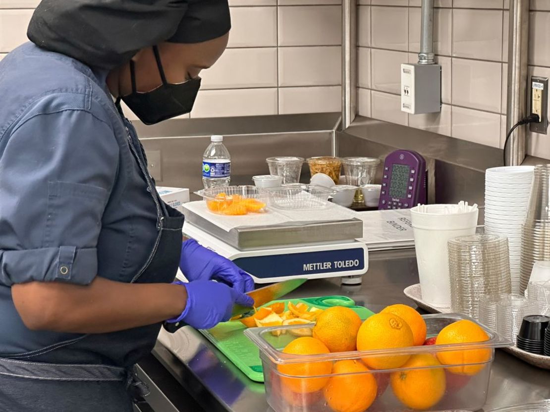 Al estar cortados, los alimentos como las naranjas se consideran "mínimamente procesados". Los alimentos no procesados suelen tener menos calorías y una baja densidad energética, por lo que es necesario comer una mayor cantidad para igualar las calorías de muchos alimentos ultraprocesados. Crédito: Sandee LaMotte/CNN