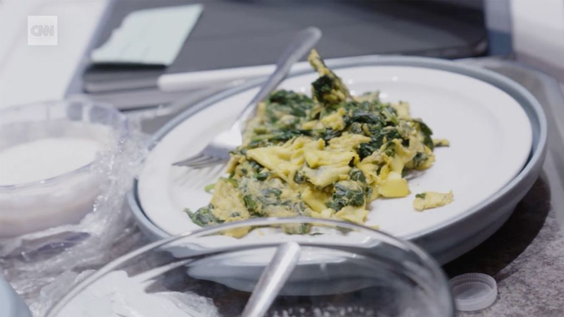 El desayuno de Srisatta es avena, huevos revueltos con espinacas y yogur. Todos contienen ingredientes ultraprocesados que pueden afectar al atractivo de cada alimento. Crédito: CNN