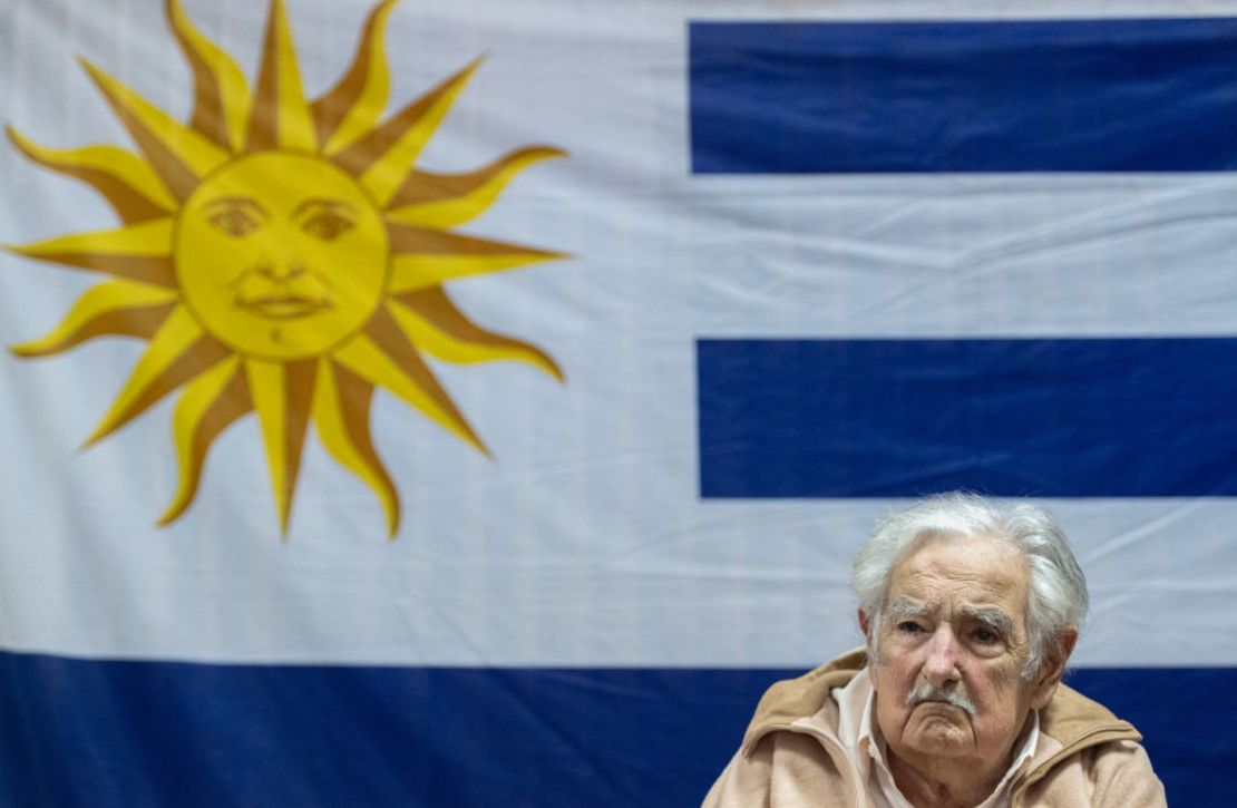 El expresidente uruguayo José "Pepe" Mujica durante un acto de campaña del candidato presidencial uruguayo del partido Frente Amplio, Yamandu Orsi, en el Club Cerveceros de Montevideo, el 19 de noviembre de 2024.