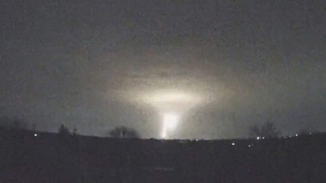 En esta captura de pantalla de un video proporcionado por la Fundación Come Back Alive el 21 de noviembre de 2024, se ven luces en el cielo durante un ataque ruso en Dnipro, Ucrania. Crédito: Fundación Come Back Alive/AP