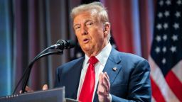El presidente electo de EE. UU., Donald Trump, habla en una reunión de la Conferencia de Republicanos de la Cámara en el Hyatt Regency en Capitol Hill el 13 de noviembre de 2024 en Washington, DC. Crédito: Allison Robbert-Pool/Getty Images