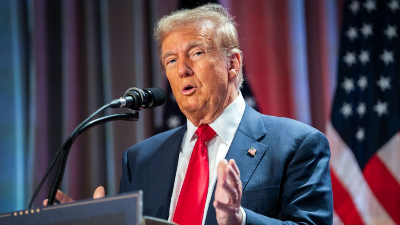 El presidente electo de EE. UU., Donald Trump, habla en una reunión de la Conferencia de Republicanos de la Cámara en el Hyatt Regency en Capitol Hill el 13 de noviembre de 2024 en Washington, DC. Crédito: Allison Robbert-Pool/Getty Images
