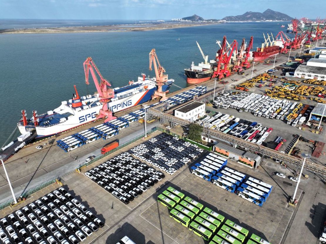 Automóviles y autobuses fabricados en China para exportación en el puerto de Lianyungang, China, el 31 de octubre de 2024. Crédito: Costfoto/NurPhoto/Getty Images/Archivo