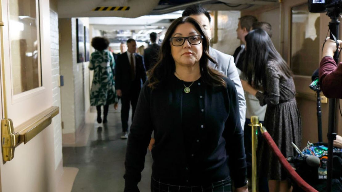 La representante Lori Chavez-Deremer llega a una reunión con los republicanos de la Cámara en el edificio del Capitolio de los EE. UU. el 19 de octubre de 2023. Crédito: Anna Moneymaker/Getty Images