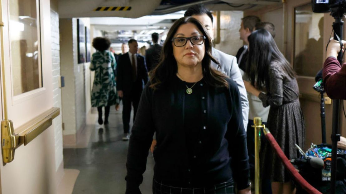 La representante Lori Chavez-Deremer llega a una reunión con los republicanos de la Cámara en el edificio del Capitolio de los EE.UU. el 19 de octubre de 2023. Crédito: Anna Moneymaker/Getty Images