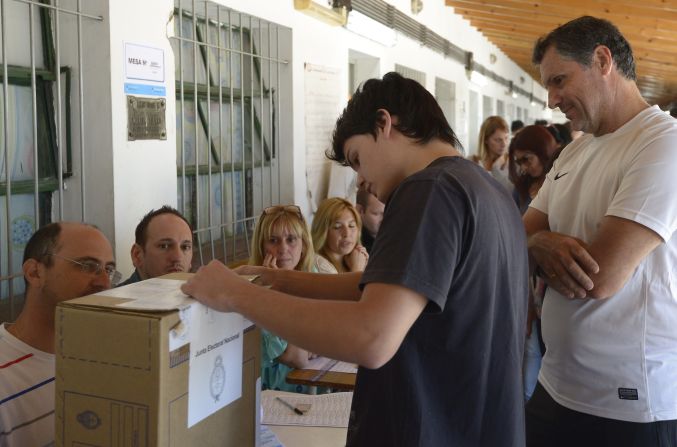 Argentina celebró este domingo 14 de junio las elecciones provinciales para gobernador en las provincias de Santa Fe y Río Grande. El nombre del nuevo gobernador de Santa Fe se dará a conocer a mediados de esta semana, tras un triple empate de casi el 30% para cada candidato.