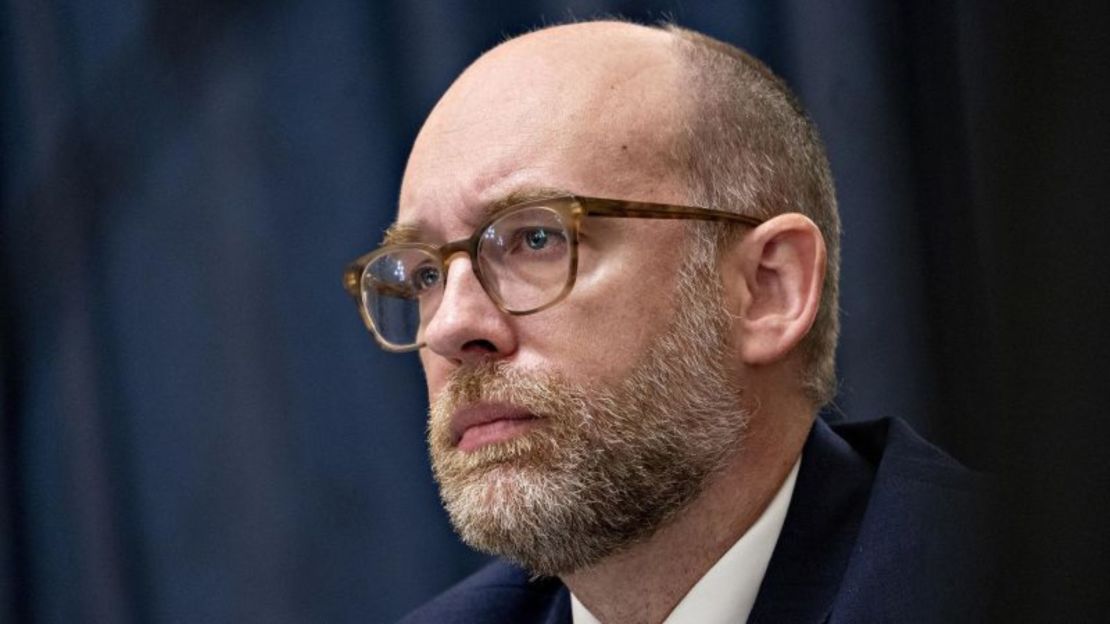 En esta foto de junio de 2020, Russell Vought escucha durante una audiencia de confirmación del Comité de Presupuesto del Senado. Crédito: Andrew Harrer/Bloomberg/Getty Images