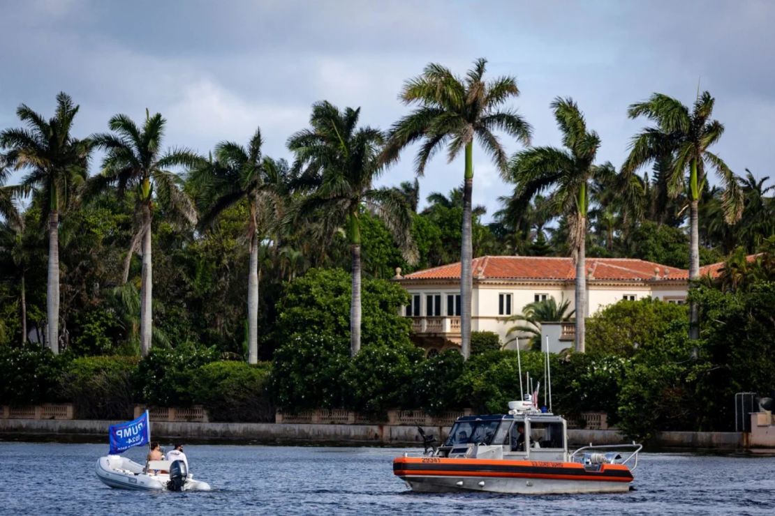 Un barco con una bandera de campaña se observa cerca de Mar-a-Lago, la residencia del presidente electo de Estados Unidos, Donald Trump, el 8 de noviembre en Palm Beach, Florida.