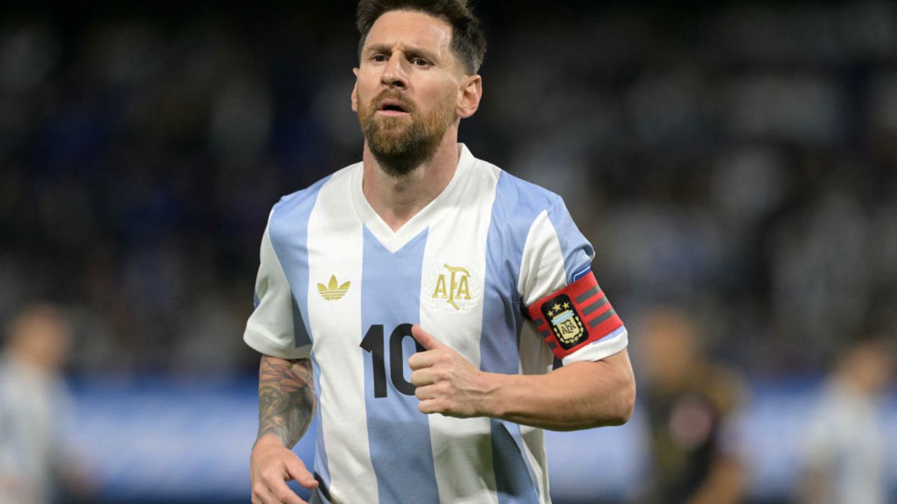 Lionel Messi durante el partido de clasificación sudamericana para la Copa Mundial de la FIFA 2026 entre Argentina y Perú en el estadio La Bombonera en Buenos Aires el 19 de noviembre de 2024.