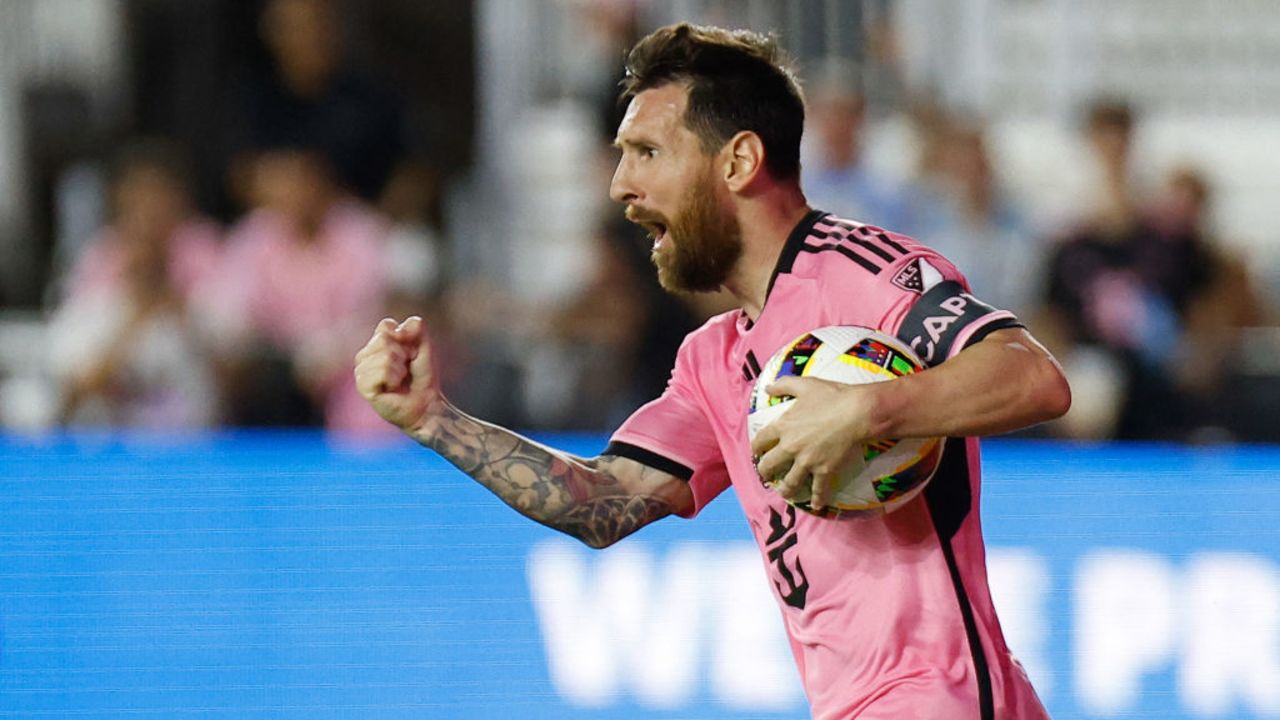 Lionel Messi celebra su gol durante el partido de vuelta de las semifinales de la Conferencia Este de la Major League Soccer (MLS) entre el Inter Miami CF y el Atlanta United FC en el Chase Stadium en Fort Lauderdale, Florida, el 9 de noviembre de 2024.