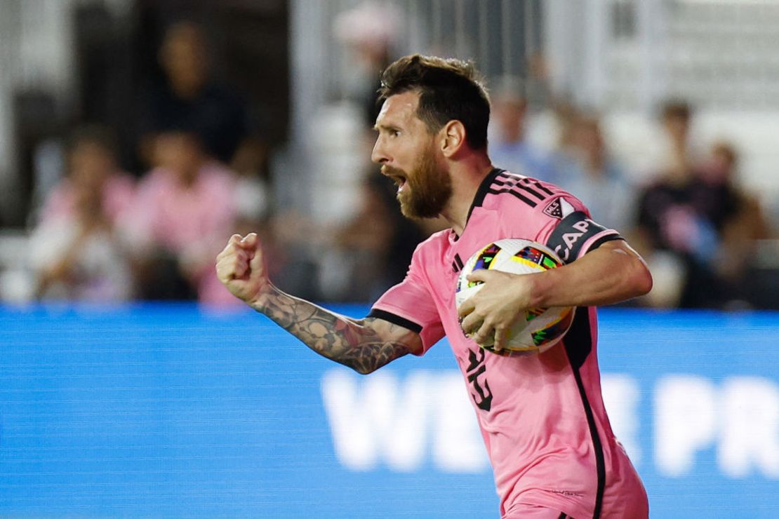 Lionel Messi celebra su gol durante el partido de vuelta de las semifinales de la Conferencia Este de la Major League Soccer (MLS) entre el Inter Miami CF y el Atlanta United FC en el Chase Stadium en Fort Lauderdale, Florida, el 9 de noviembre de 2024.