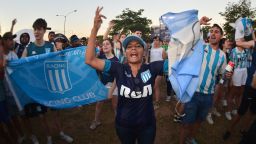 Los hinchas de Racing gritan consignas en vísperas del partido final de la Copa Sudamericana de fútbol entre Racing de Argentina y Cruzeiro de Brasil en Asunción el 22 de noviembre de 2024.