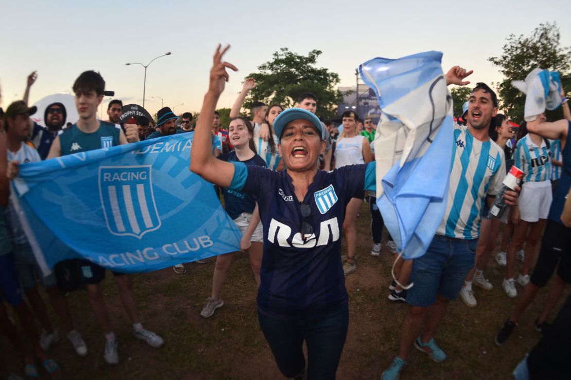 Los hinchas de Racing gritan consignas en vísperas del partido final de la Copa Sudamericana de fútbol entre Racing de Argentina y Cruzeiro de Brasil en Asunción el 22 de noviembre de 2024.