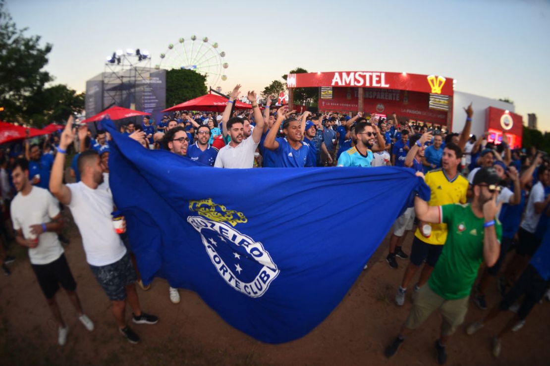 Los hinchas del Cruzeiro gritan consignas en vísperas del partido final de la Copa Sudamericana de fútbol entre Racing de Argentina y Cruzeiro de Brasil en Asunción el 22 de noviembre de 2024.