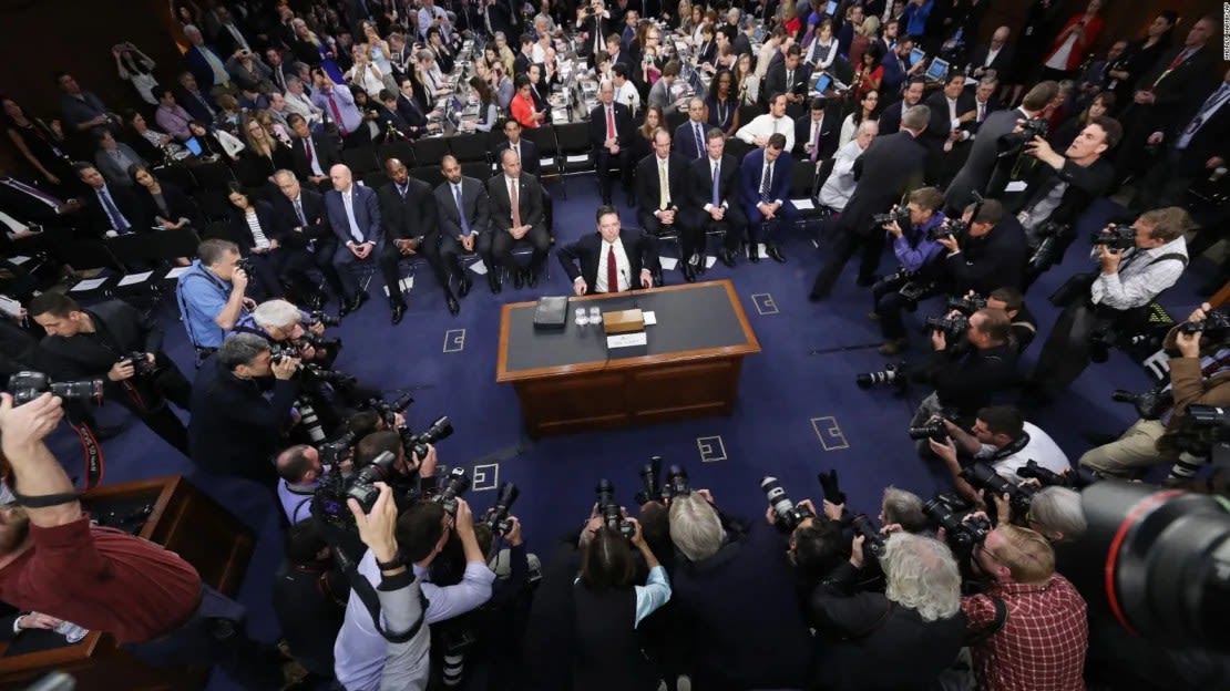 El exdirector del FBI James Comey toma su asiento al comienzo de la audiencia del Comité de Inteligencia del Senado en Washington, el 8 de junio de 2017.