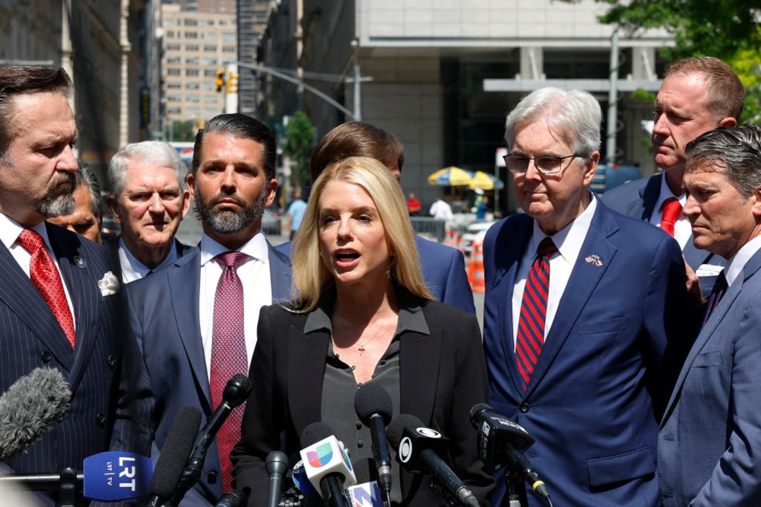 Pam Bondi (centro), habla durante una conferencia de prensa durante un descanso del juicio por dinero en secreto del ex presidente estadounidense Donald Trump frente al Tribunal Penal de Manhattan el 21 de mayo de 2024 en la ciudad de Nueva York. (Foto: Michael M. Santiago/Getty Images).