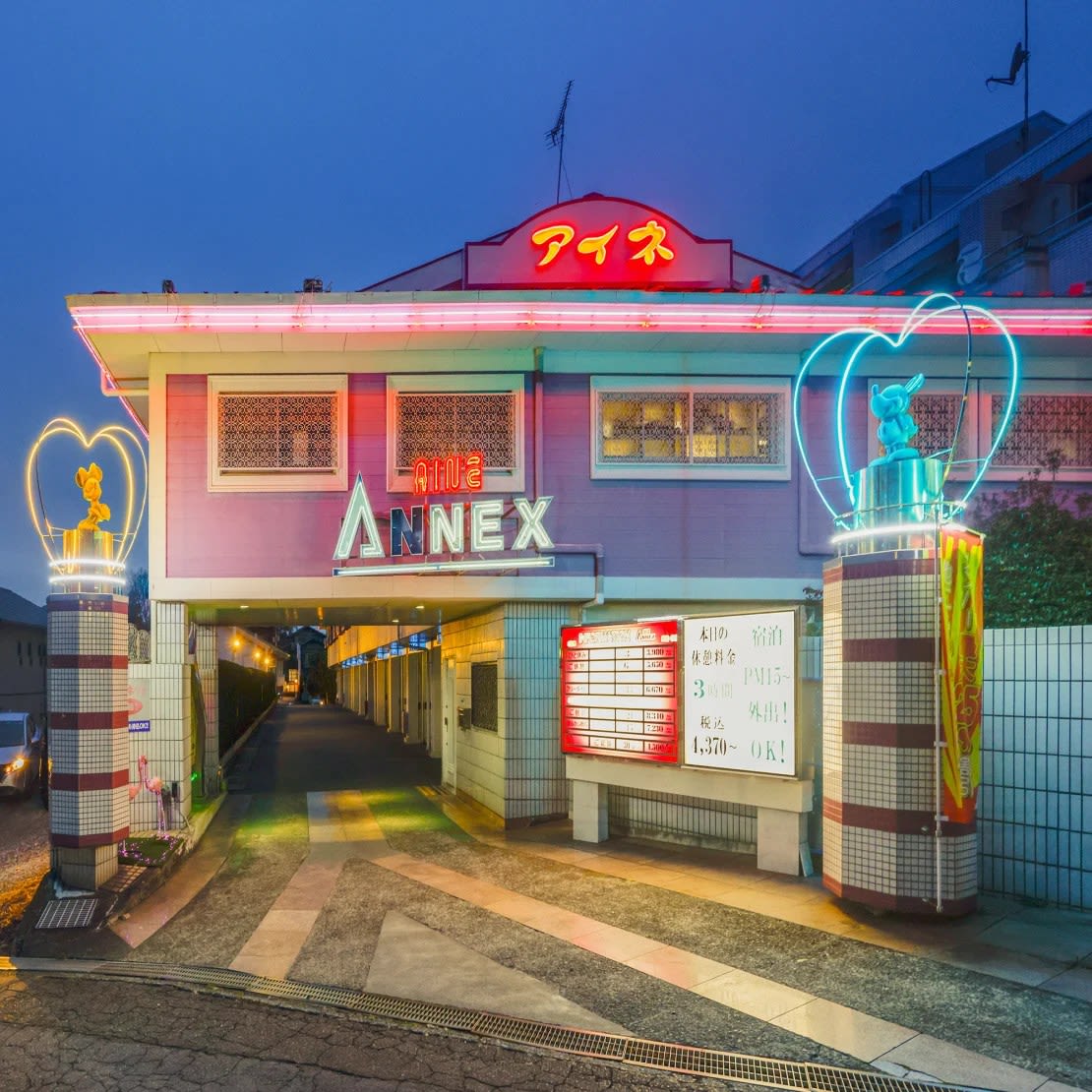 Un hotel del amor iluminado con neón en la ciudad de Numazu.