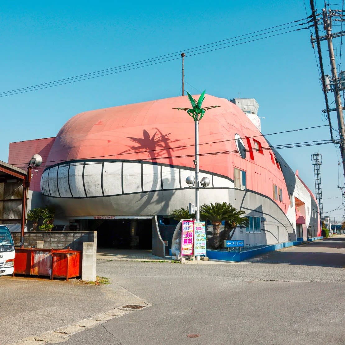 Diseñado para parecerse a una ballena, el Hotel Festa Qugiela en Okayama es parte de una tradición arquitectónica inusual en Japón.