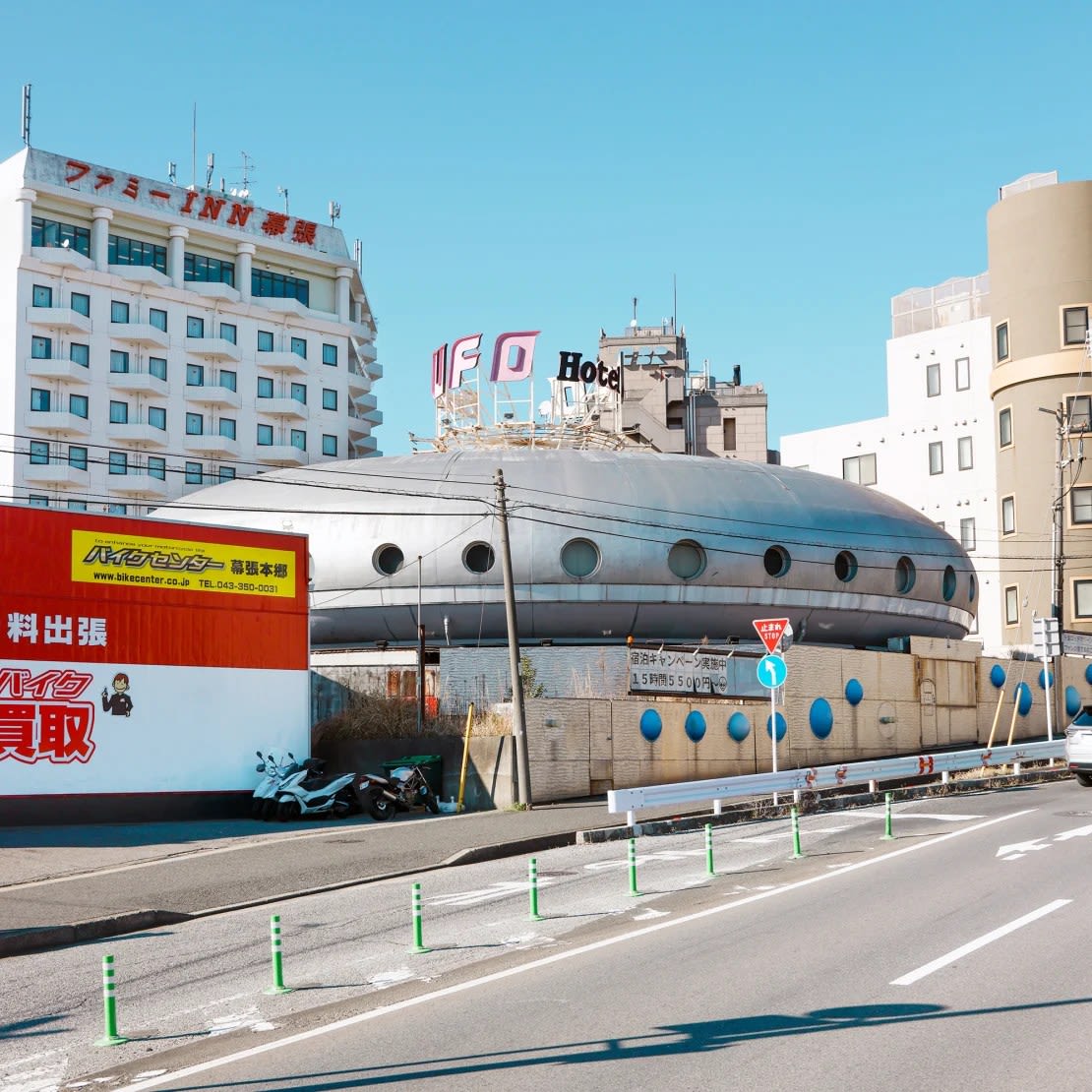 Como una nave espacial que aterrizó, el Hotel Ovni en Chiba fue uno de los diseños más inusuales que Prost encontró en su viaje por carretera.