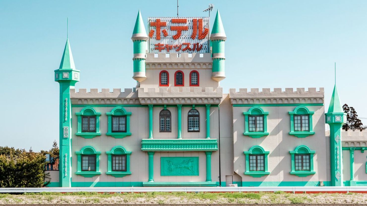 Uno de los muchos hoteles del amor que François Prost fotografió en Japón que parecían castillos.