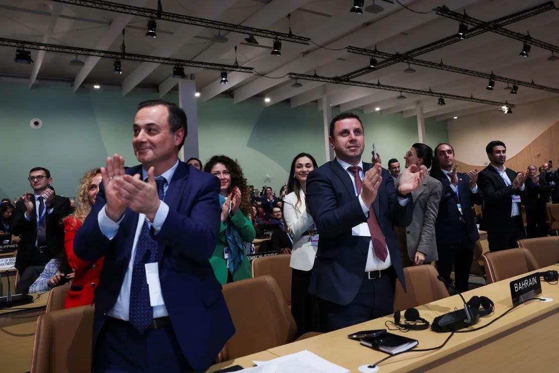 Los delegados aplauden durante una reunión plenaria de clausura en la Conferencia de la COP29, en Bakú, Azerbaiyán, el 24 de noviembre de 2024. Crédito: REUTERS/Murad Sezer Murad Sezer/Reuters