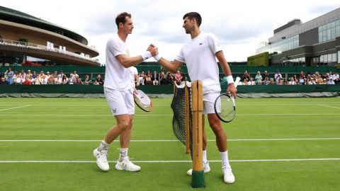 Andy Murray y Novak Djokovic se dan la mano después de una sesión de práctica en Wimbledon en 2023.