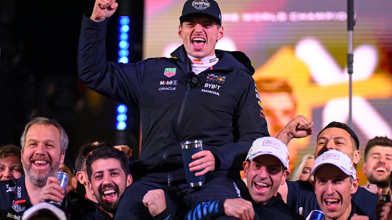 LAS VEGAS, NEVADA - 23 DE NOVIEMBRE: El campeón mundial de pilotos de F1 de 2024, Max Verstappen de los Países Bajos y Oracle Red Bull Racing, celebra con su equipo en el Paddock después del Gran Premio de F1 de Las Vegas en el circuito de Las Vegas Strip el 23 de noviembre de 2024 en Las Vegas, Nevada.