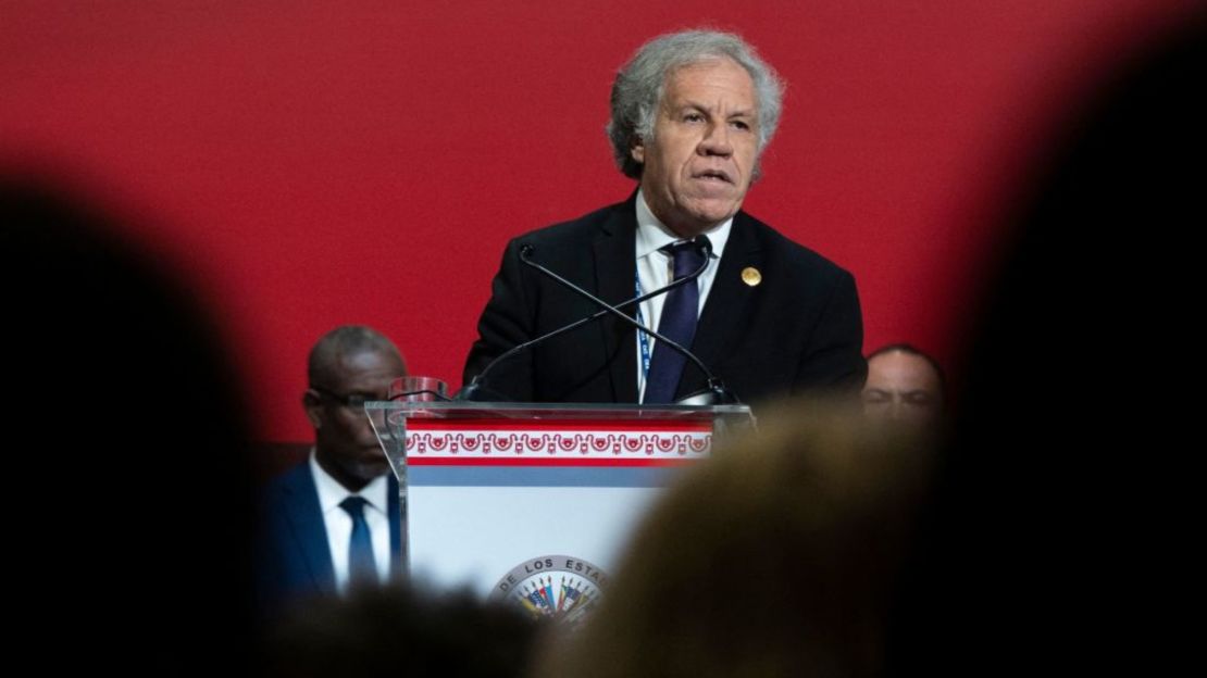 El secretario general de la Organización de Estados Americanos (OEA), Luis Almagro, pronuncia un discurso durante la inauguración de la 52ª Asamblea General de la OEA en Lima, el 5 de octubre de 2022.