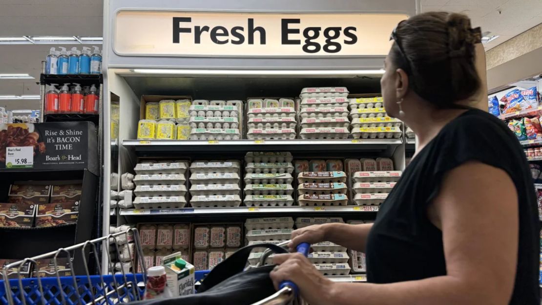 Una clienta pasa junto a un mostrador de huevos frescos en una tienda de comestibles de San Anselmo, California, el 25 de septiembre.