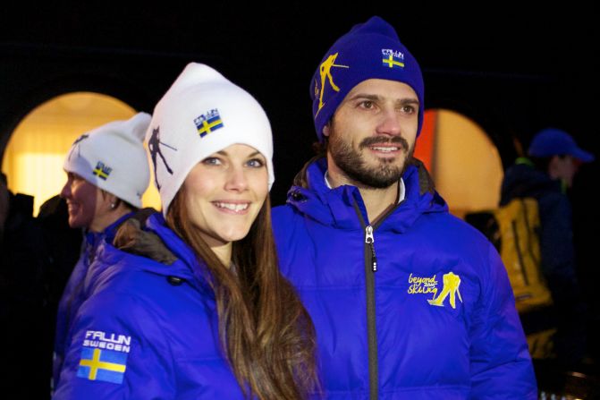 Sofia Hellqvist y el príncipe Carlos Felipe asisten a la inauguración del Campeonato Nórdico de Esquí en febrero de 2015. Foto: Ragnar Singsaas/Getty Images)