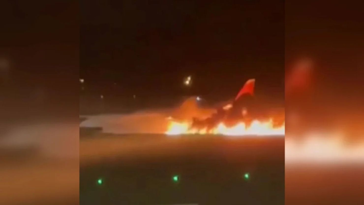 Un fotograma de un video del medio estatal ruso RIA Novosti muestra un avión de pasajeros en llamas en el Aeropuerto de Antalya, en Turquía, el domingo 24 de noviembre.