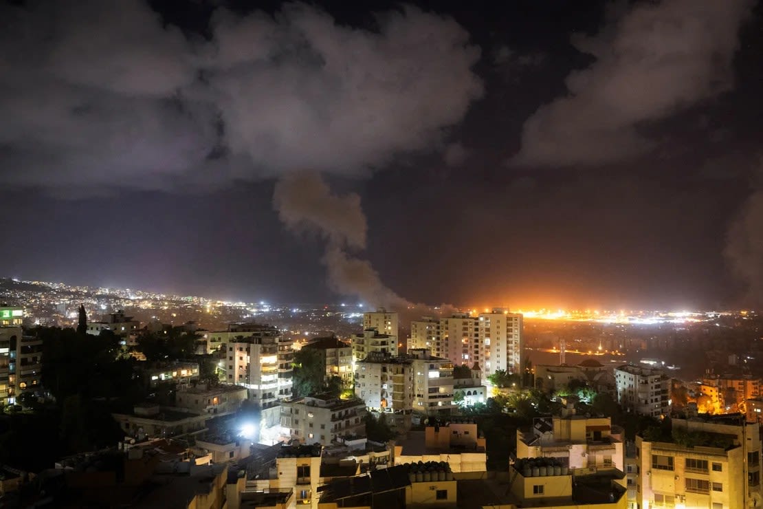 El humo se eleva sobre los suburbios del sur de Beirut, después de un ataque israelí el 24 de noviembre de 2024. Crédito: Adnan Abidi/Reuters.