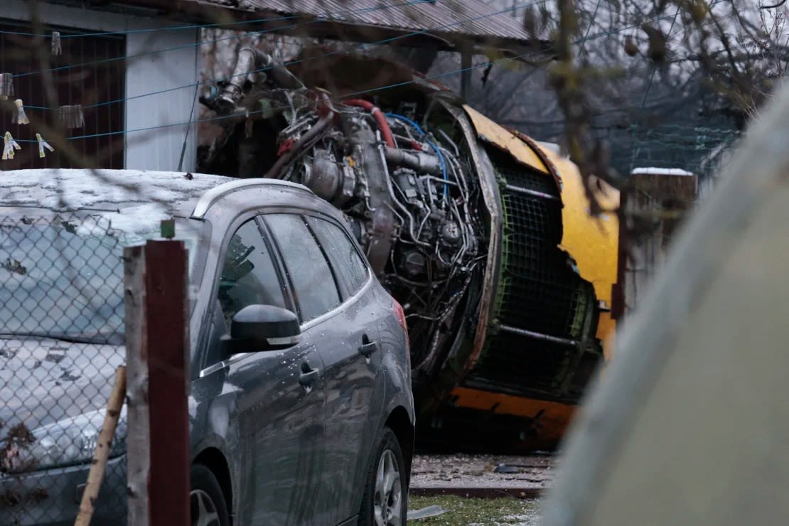 Esta fotografía tomada el 25 de noviembre de 2024 muestra los restos de un avión de carga en el patio de una casa después de su accidente cerca del Aeropuerto Internacional de Vilnius en Vilnius.