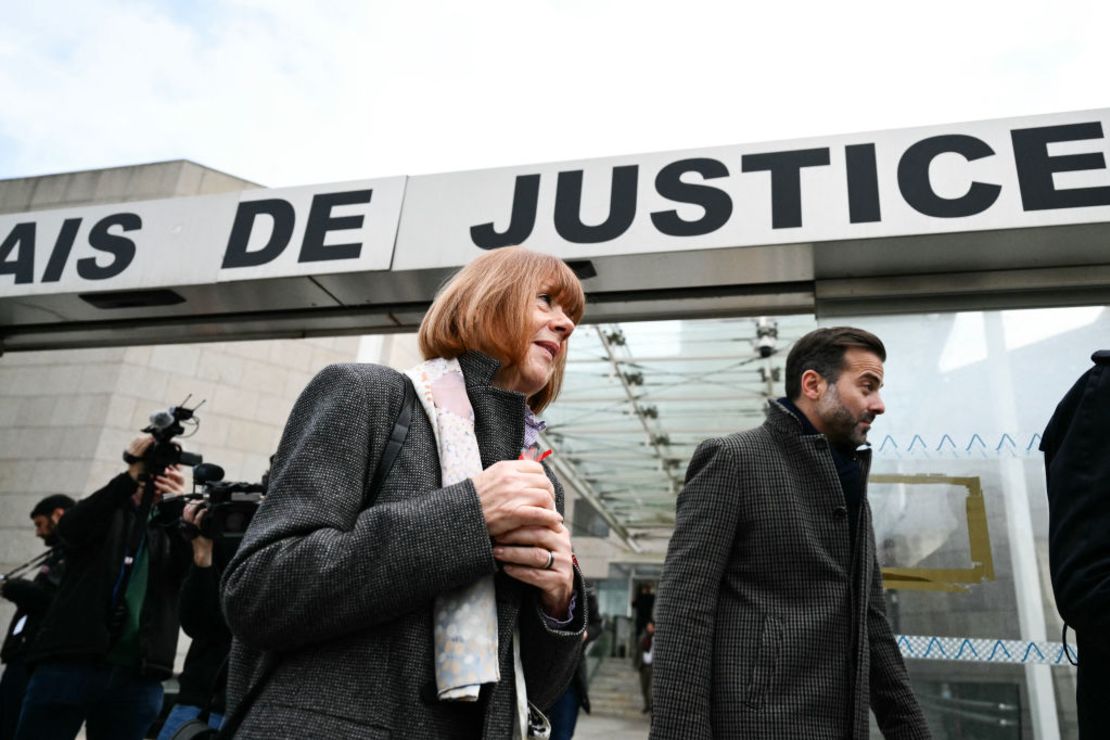 Gisele Pelicot observa (centro) junto a su abogado Antoine Camus (derecha) mientras sale del juzgado de Aviñón durante el juicio de su expareja Dominique Pelicot, acusado de drogarla durante casi diez años e invitar a desconocidos a violarla.