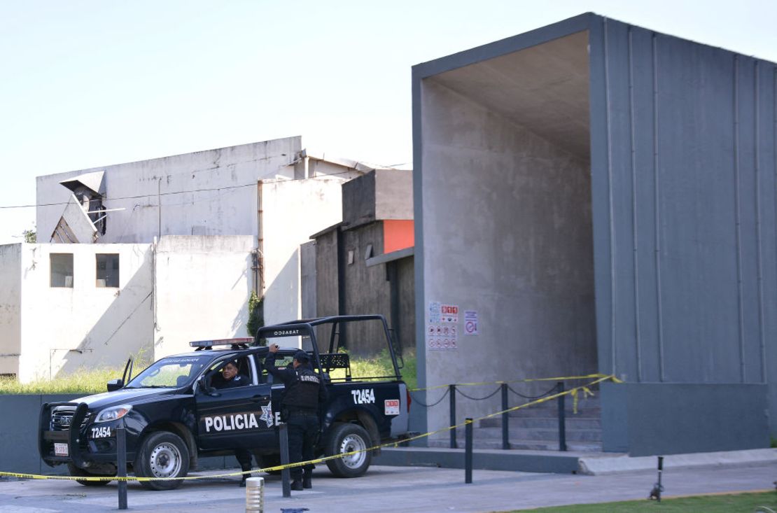 La policía monta guardia fuera del DBar después de un ataque armado en Villahermosa en el que al menos seis personas murieron. María Cruz/AFP/Getty Images