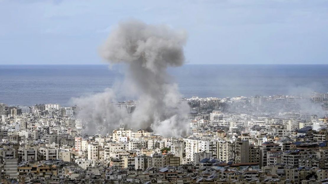 Se levanta humo tras un ataque aéreo israelí sobre Dahiyeh, en el suburbio sur de Beirut, Líbano, el lunes.