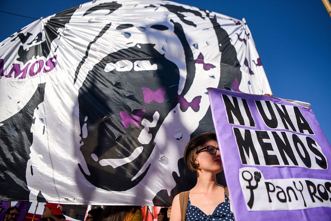 Activistas marchan durante la conmemoración del Día Internacional para la Eliminación de la Violencia contra las Mujeres en Buenos Aires el 25 de noviembre de 2016.