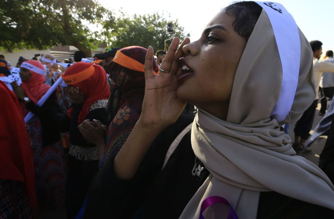 Mujeres de Sudán marchan en Jartum para conmemorar el Día Internacional para la Eliminación de la Violencia contra las Mujeres, en la primera manifestación de este tipo celebrada en el país del noreste de África en décadas, el 25 de noviembre de 2019.