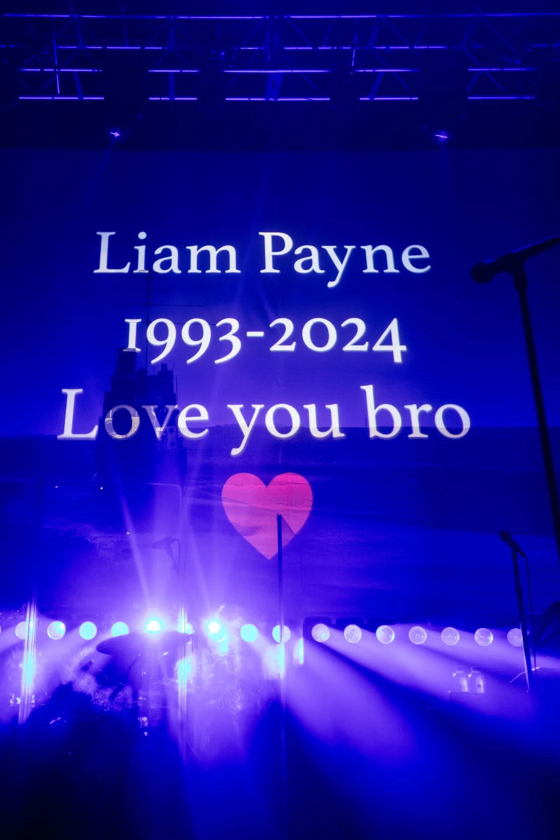 Un homenaje escrito a Liam Payne aparece en pantalla durante la presentación de Zayn en el O2 Academy Leeds el 23 de noviembre de 2024 en Leeds, Inglaterra.