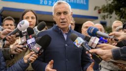Calin Georgescu, que se presentó como candidato independiente a la presidencia, en una imagen en Bucarest, Rumanía, el martes 1 de octubre de 2024. Alexandru Dobre/AP