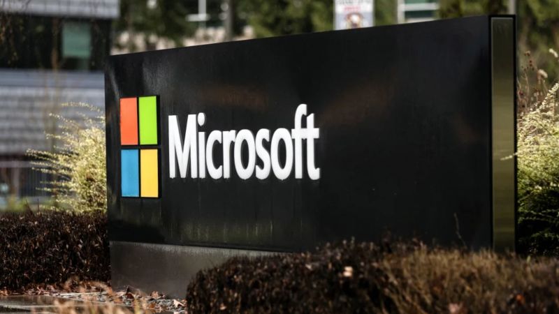 A huge outage in Microsoft Outlook and Teams services has been going on for several hours.