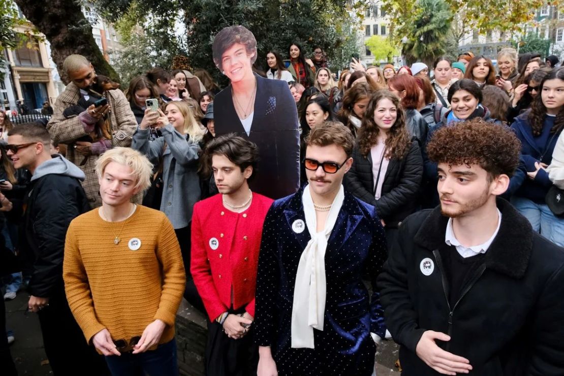 Los aspirantes a dobles de Harry Styles también emularon el característico sentido de la moda de la estrella del pop en una competencia en Londres. Crédito: Matthew Chattle/Cover Images/AP.