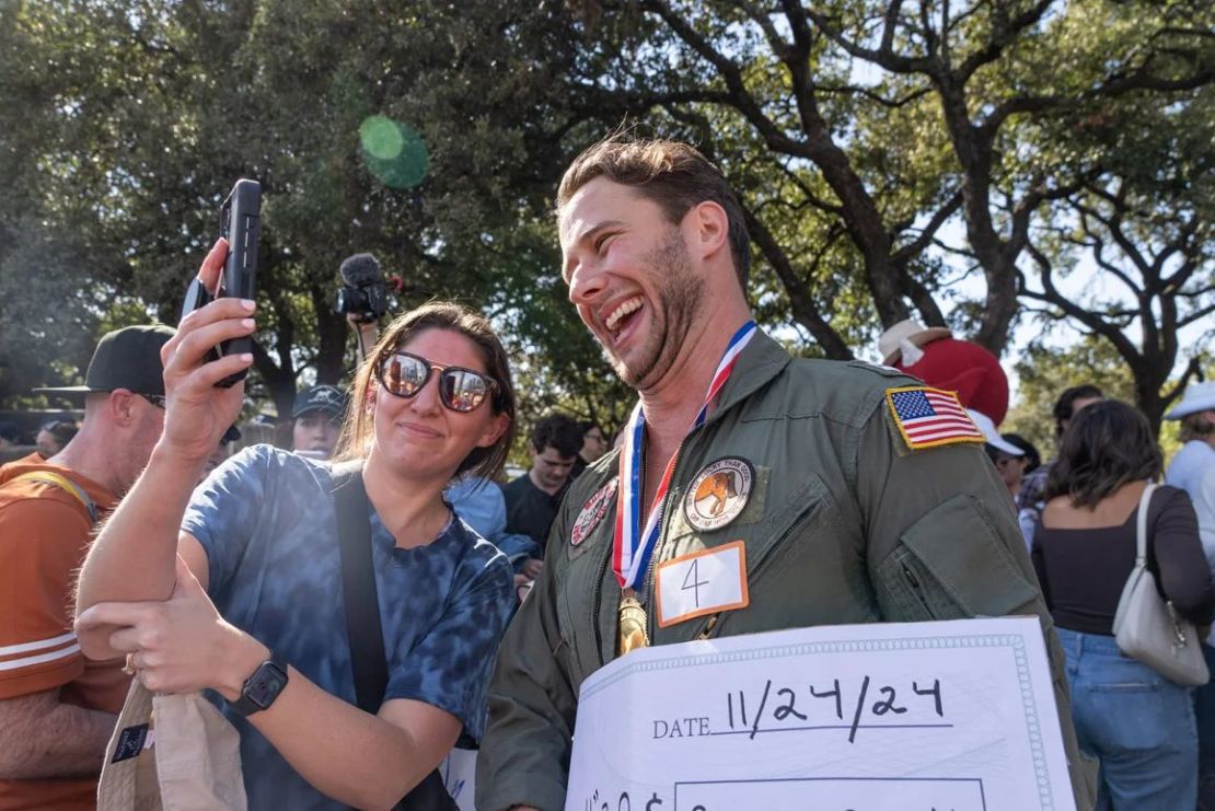 Max Braunstein ganó el concurso de imitadores de Glen Powell celebrado en Austin, Texas, el 24 de noviembre de 2024, y recibió US$ 5 y un sombrero de vaquero. Crédito: Mikala Compton/American-Statesman/USA TODAY NETWORK/Imagn.