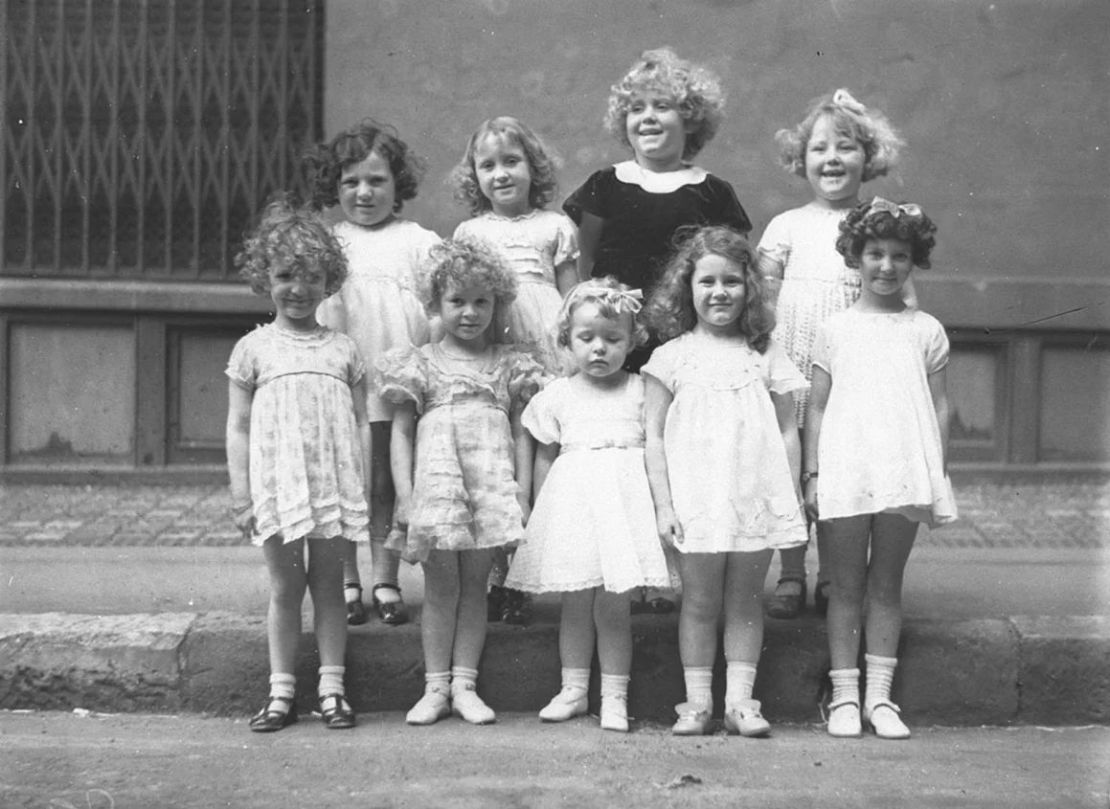 Nueve chicas en un concurso de imitadoras de Shirley Temple de Fox Films y Daily Telegraph en Sydney, Australia, en octubre de 1934. Crédito: Biblioteca Mitchell, Biblioteca Estatal de Nueva Gales del Sur.